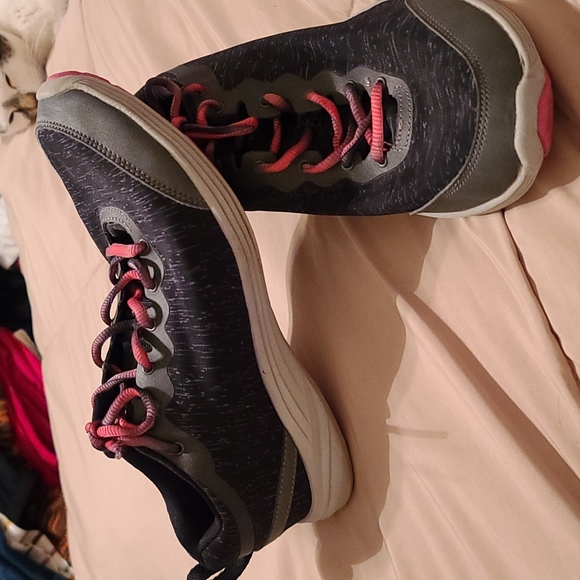 Vionic black sneakers - Picture 2 of 5